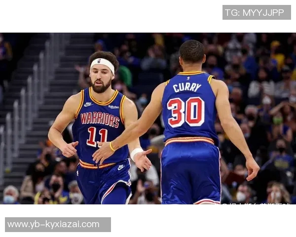 库里父子现场观战独行侠比赛克莱却在场外引发热议